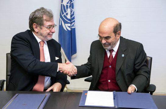 José Graziano da Silva (director general de la FAO) y Juan Luis Cebrián (presidente del Grupo Prisa) tras la firma del acuerdo.