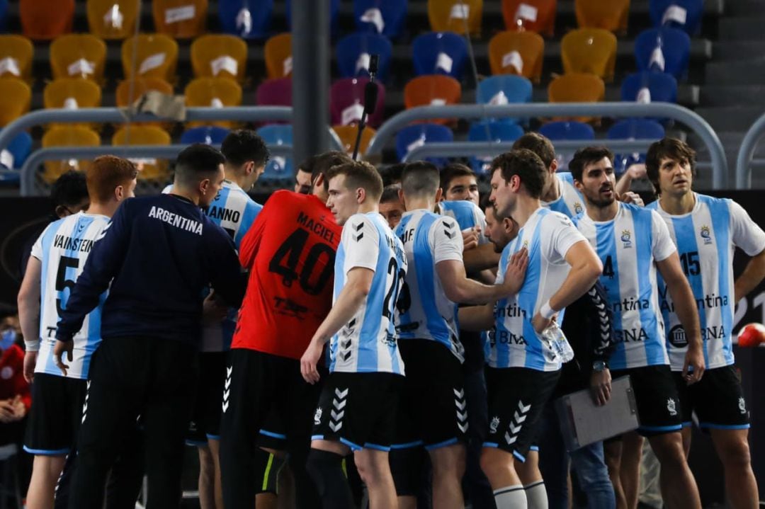 Cadenas da instrucciones durante el estremo de Argentina en el torneo