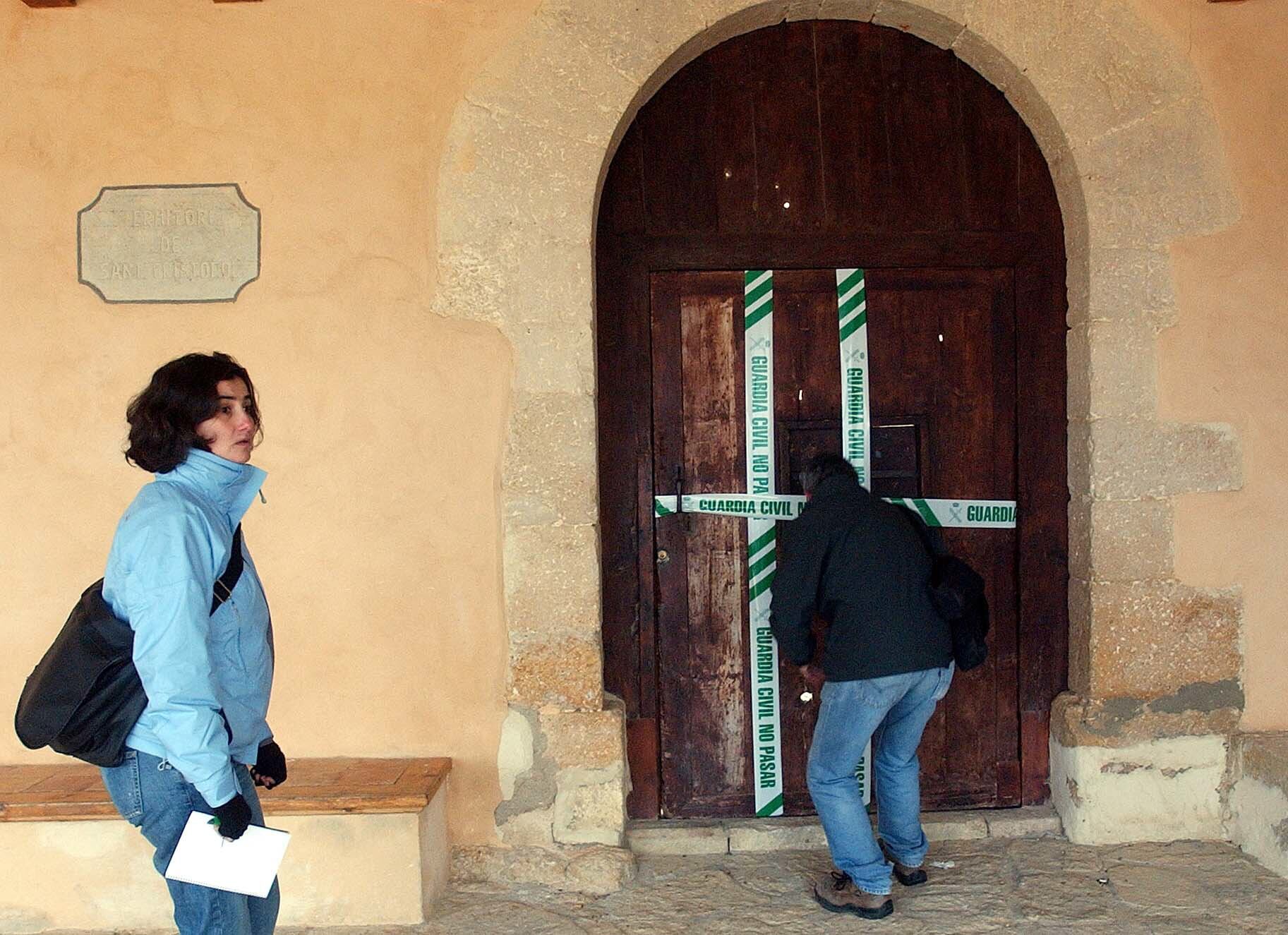 Entrada al albergue municipal de la "Ermita de San Cristóbal", en el municipio de La Todolella, en la comarca castellonense de Els Ports, donde murieron dieciocho personas, de entre 20 y 40 años, al parecer por inhalación de gas o a consecuencia del monóxido de carbono debido a la mala combustión de unas estufas, que pasaban la noche tras celebrar un cumpleaños.