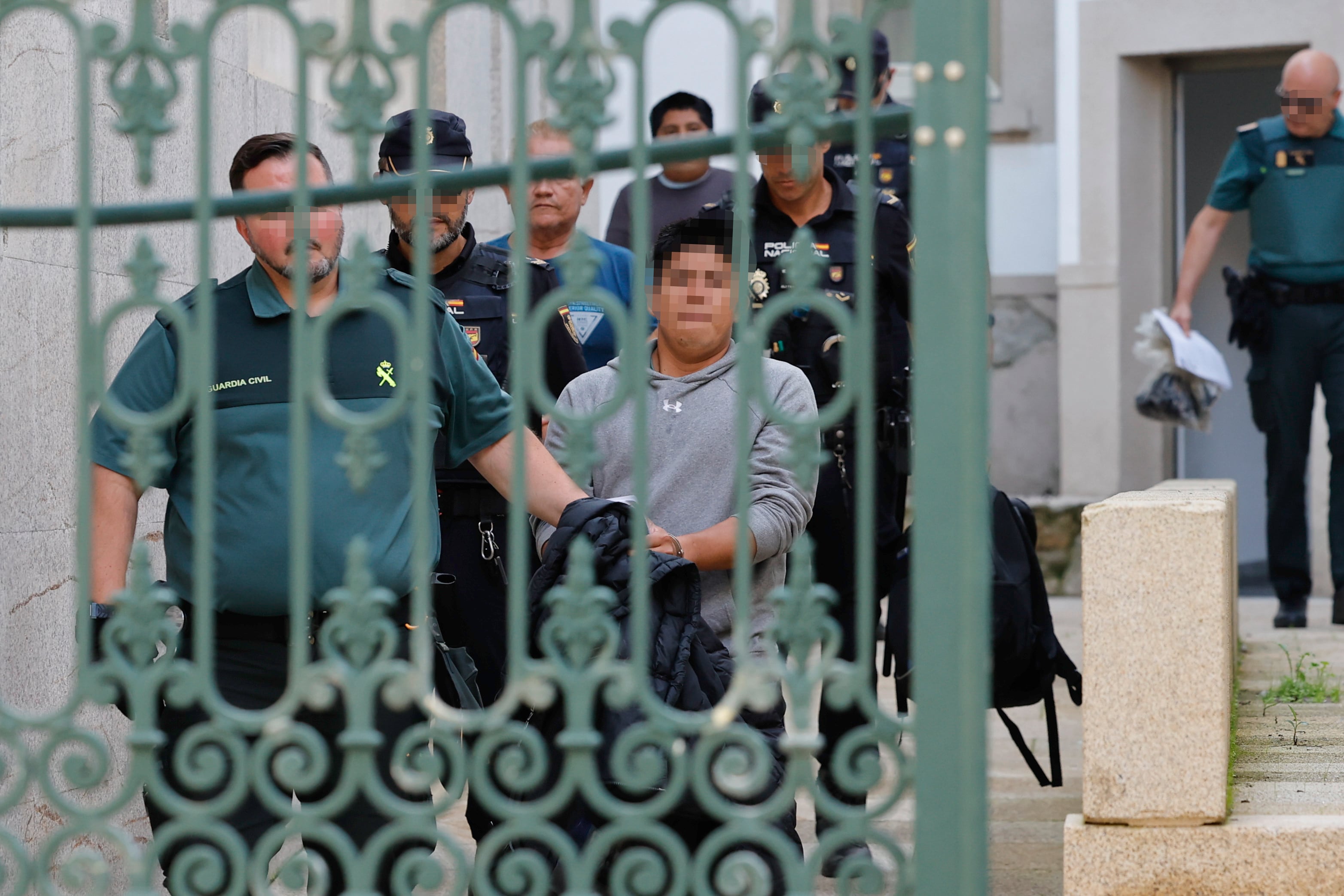 SANTIAGO DE COMPOSTELA, 16/09/2025.- La Guardia Civil conduce a prisión a los tres detenidos por su presunta implicación en la descarga de 3.600 kilos de cocaína en A Pobra, en una operación de la Policía Nacional, hoy mares en Muros, A Coruña. EFE/Lavandeira jr