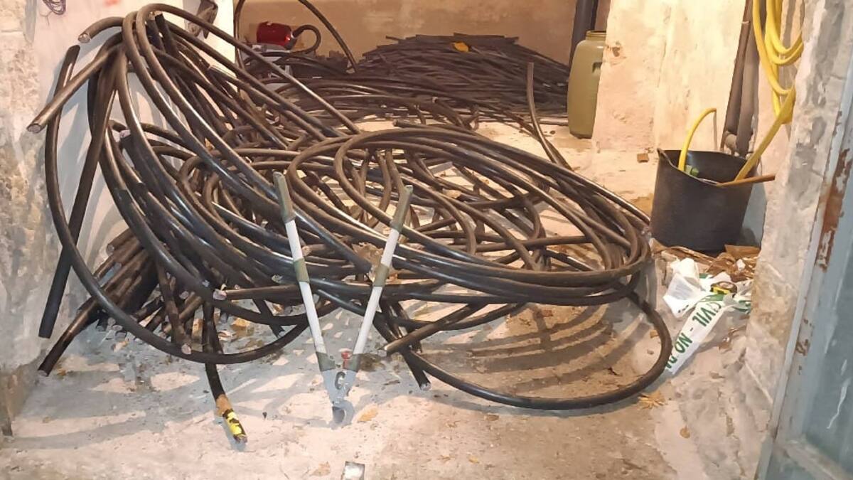 La Policía Local detiene en Cabral a dos hombres tras hurtar 50 kilos de cable telefónico