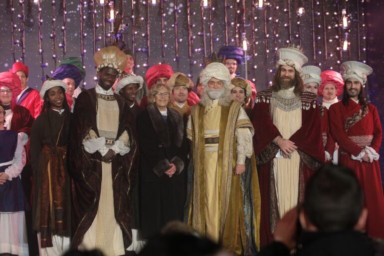 La alcaldesa de Madrid, Manuela Carmena, recibe a los Reyes Magos en el escenario frente al Palacio de Cibeles.