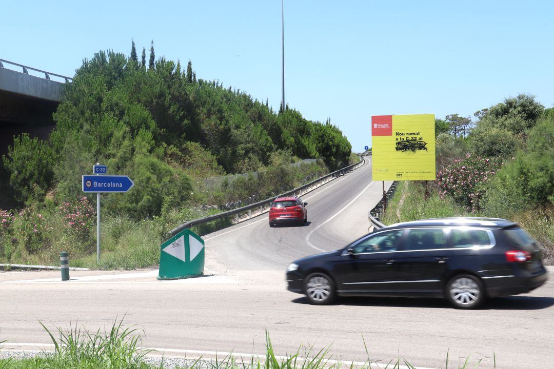 Rotonda a l&#039;entrada de Blanes amb un vehicle pujant la rampa per accedir a la C-32