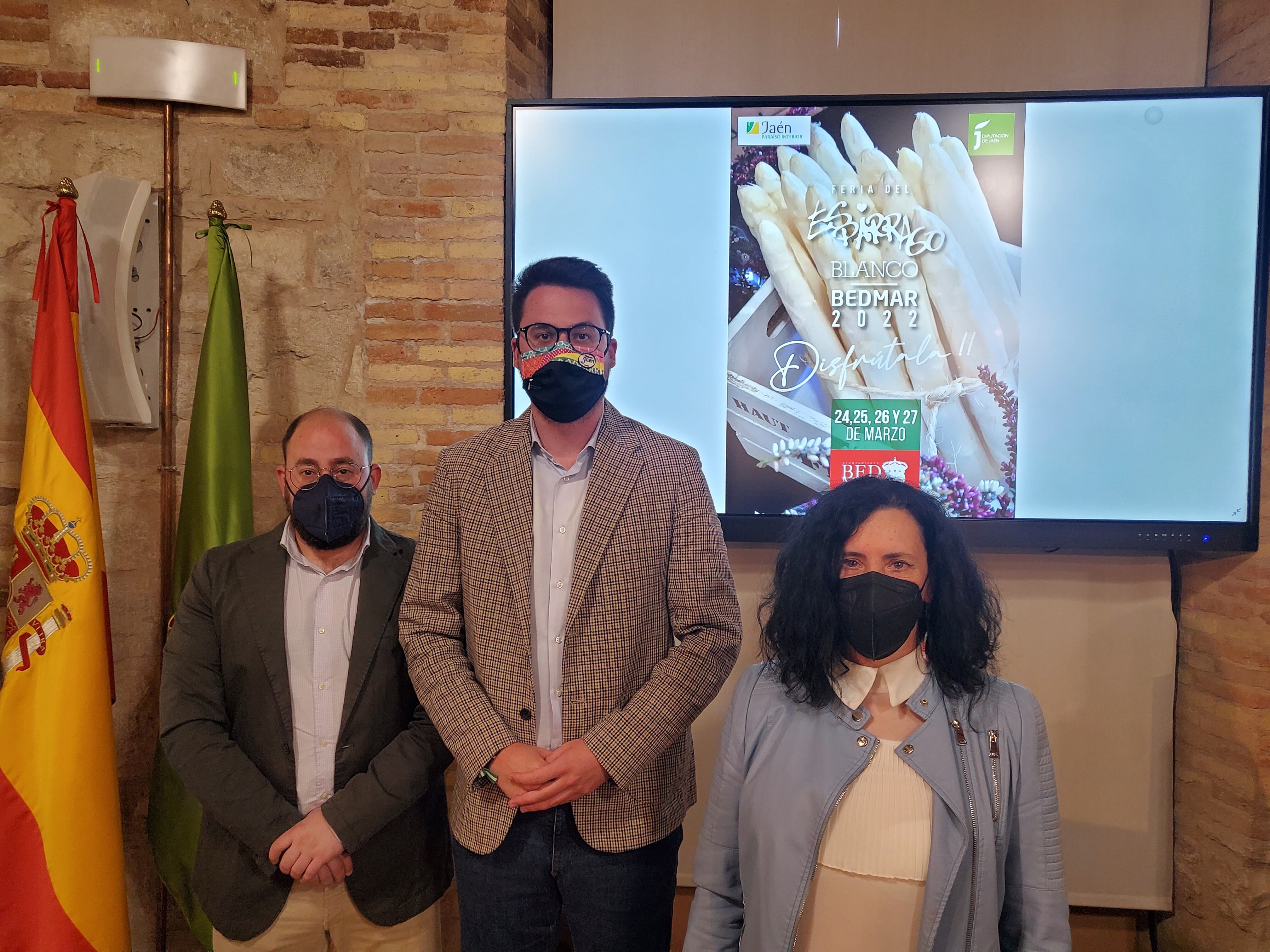 El alcalde de Bedmar junto al diputado de Promoción y Turismo y la concejala de Turismo de la localidad.