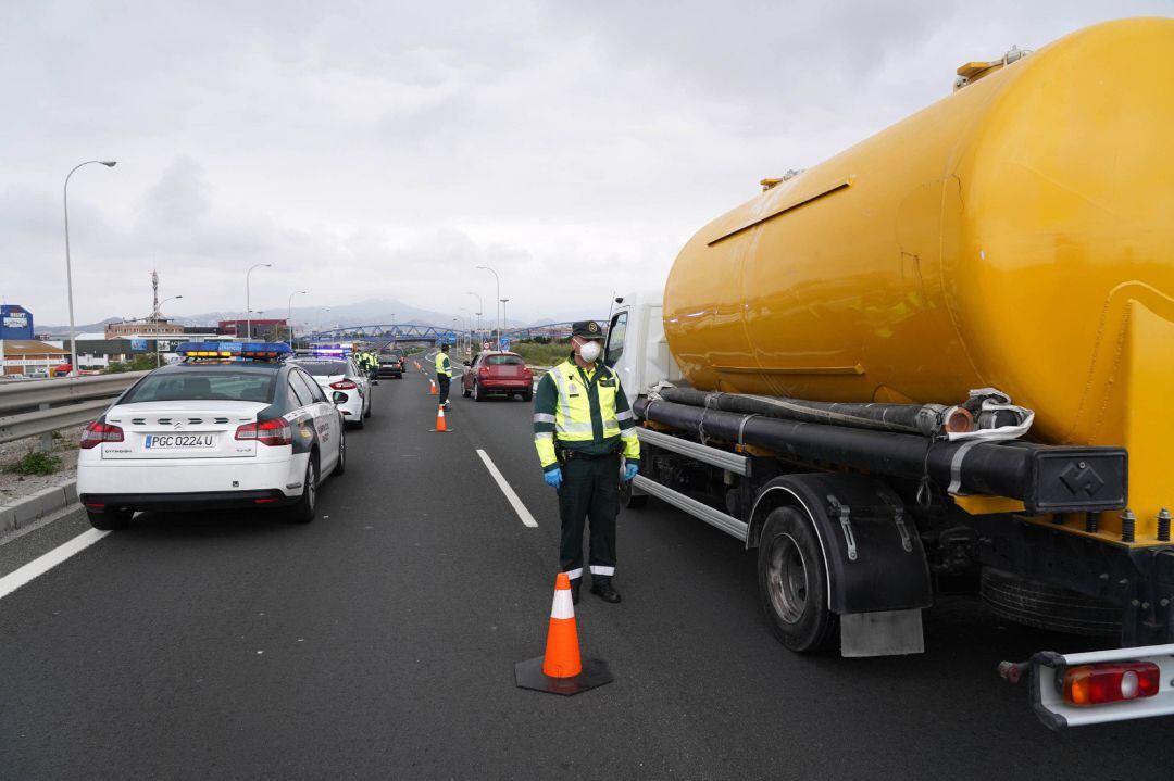 Efectivos de la Guardia Civil de tráfico realizan un control aleatorio en la carrertera A-7 dirección Málaga capital para controlar las entradas y salidas de vehículos de cara a la operación salida de Semana Santa