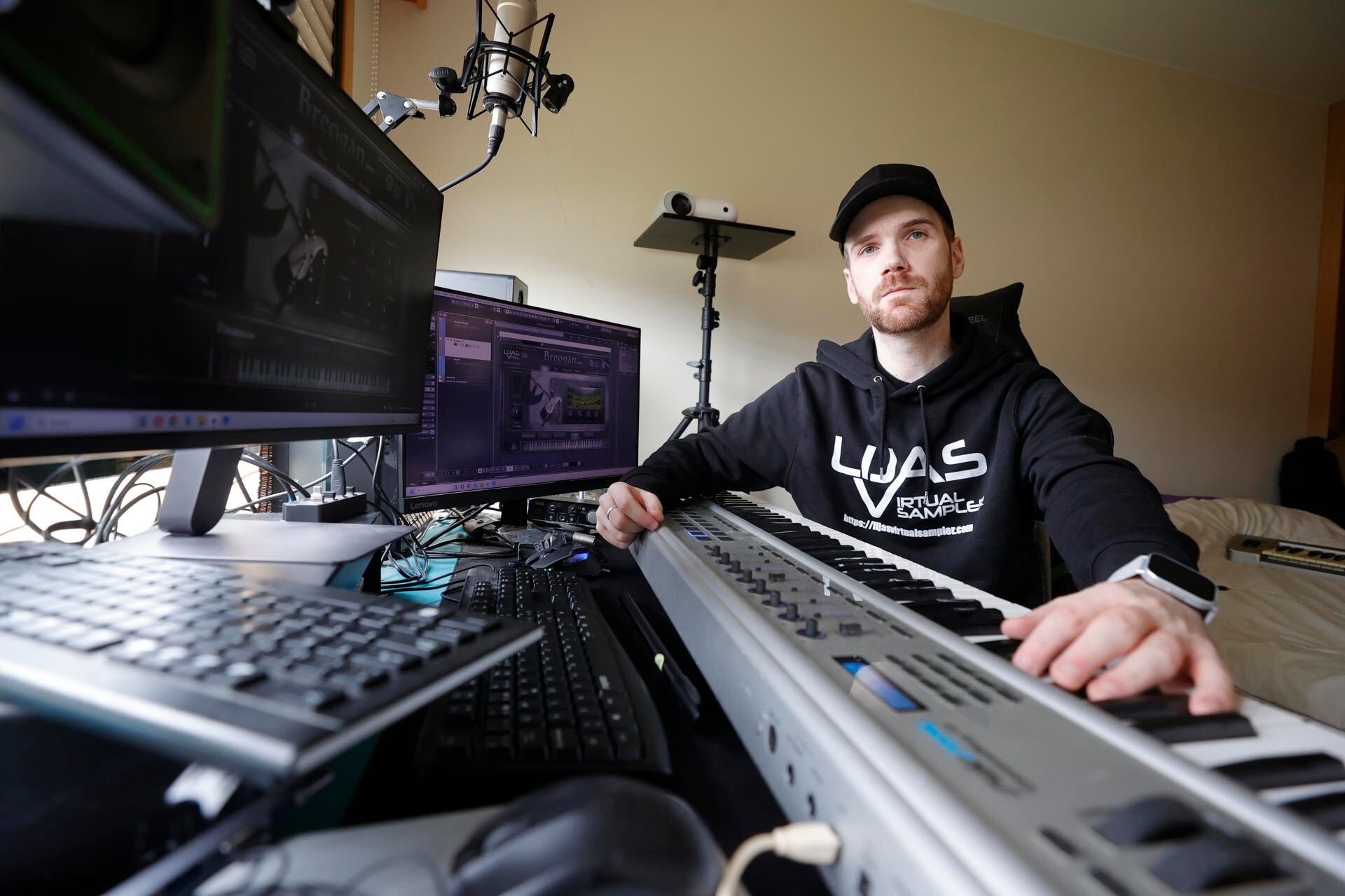 Carlos Lijó, el creador de la primera gaita gallega virtual./ Cabalar / EFE