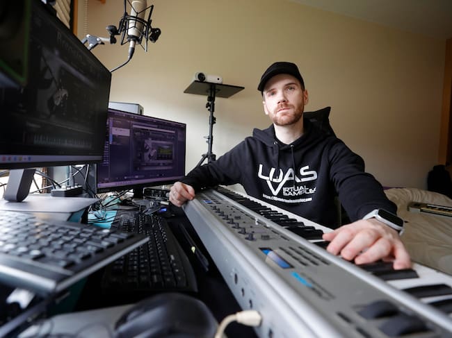 Carlos Lijó, el creador de la primera gaita gallega virtual./ Cabalar / EFE