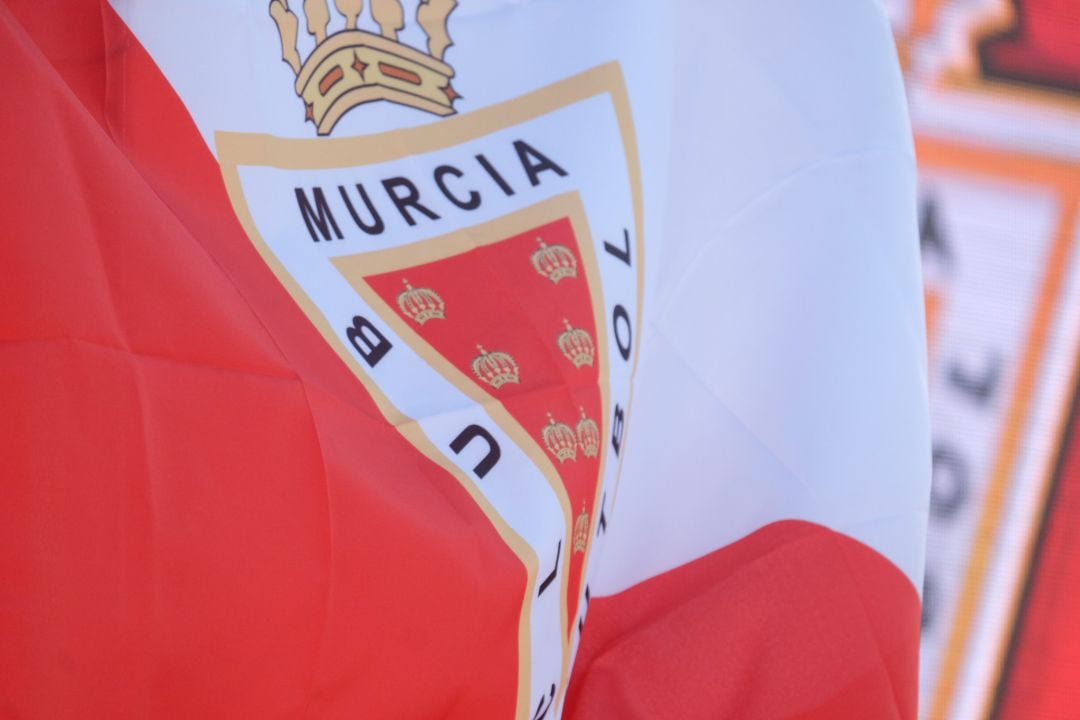 Una bandera del Real Murcia con el escudo del club