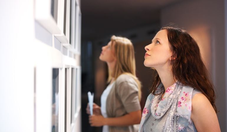 Dos mujeres en una galería de arte.