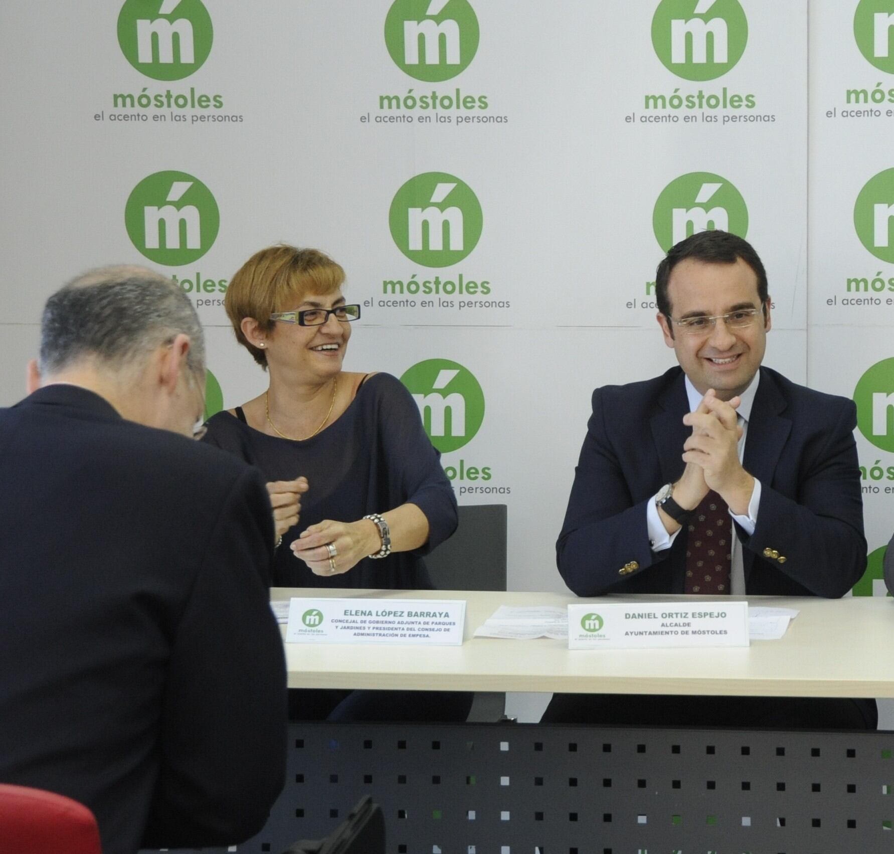 La exconcejala Elena López y el exalcalde de Móstoles, Daniel Ortiz, durante un acto del ayuntamiento de Móstoles