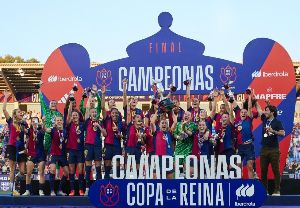 El Barça celebra el título de campeón de la Copa de la Reina en Huesca