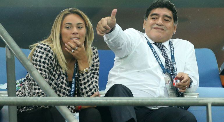 Maradona, junto a Rocío Oliva en un partido de la Eurocopa el pasado verano