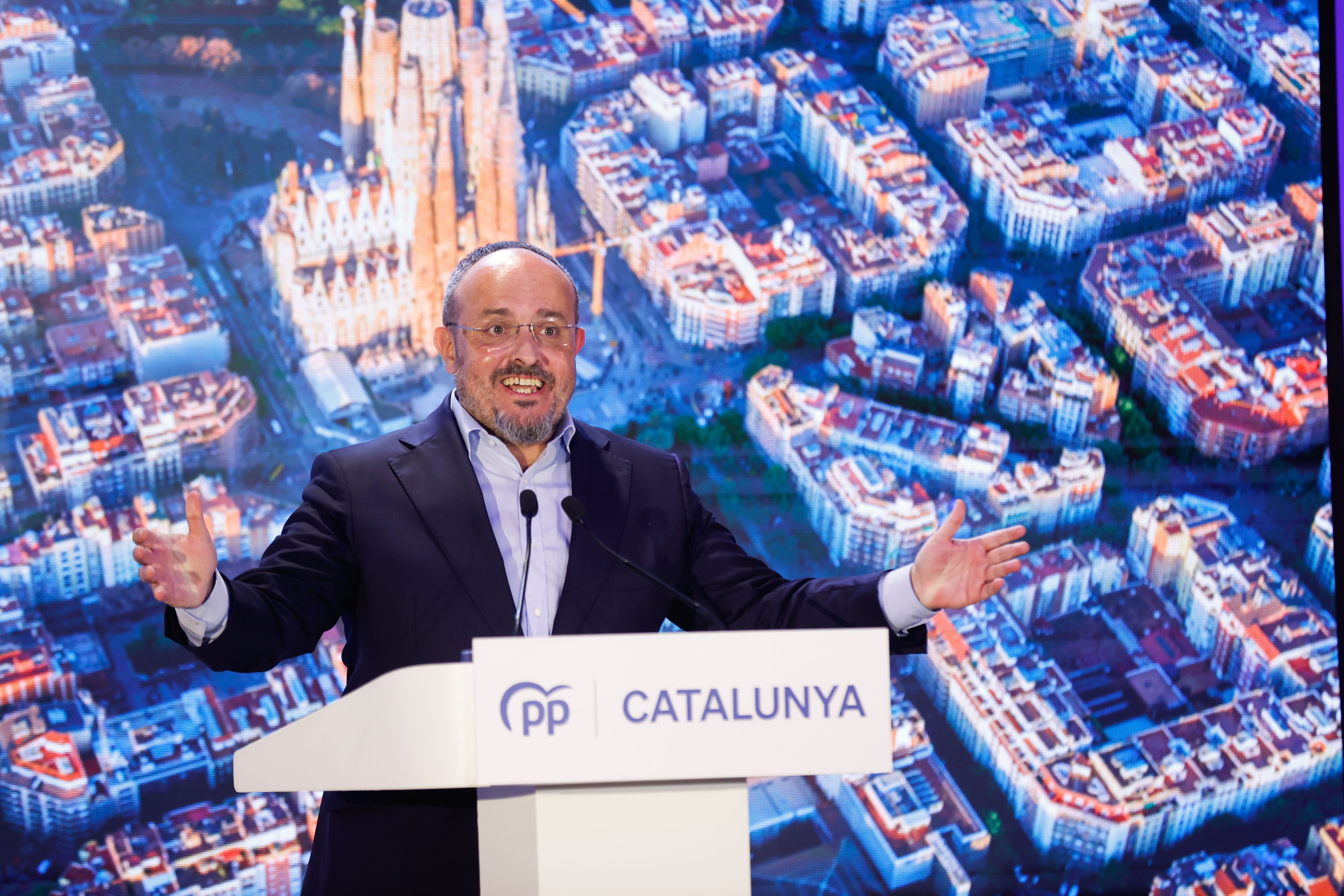 BARCELONA, 03/04/2024.- El cabeza de lista del PPC en las elecciones catalanas, Alejandro Fernández, participa en el acto de presentación de candidatos del PP en Cataluña, este miércoles en Barcelona. EFE/Toni Albir
