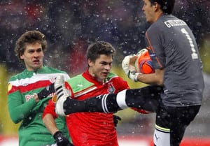 El delantero del Athletic Club Bilbao Fernando Llorente pelea por el control del balón con el guardameta brasileño del Lokomotiv de Moscú, Guilherme, y el defensa Maksim Belyaev durante el partido de ida de los dieciseisavos de final de la Liga Europa dis