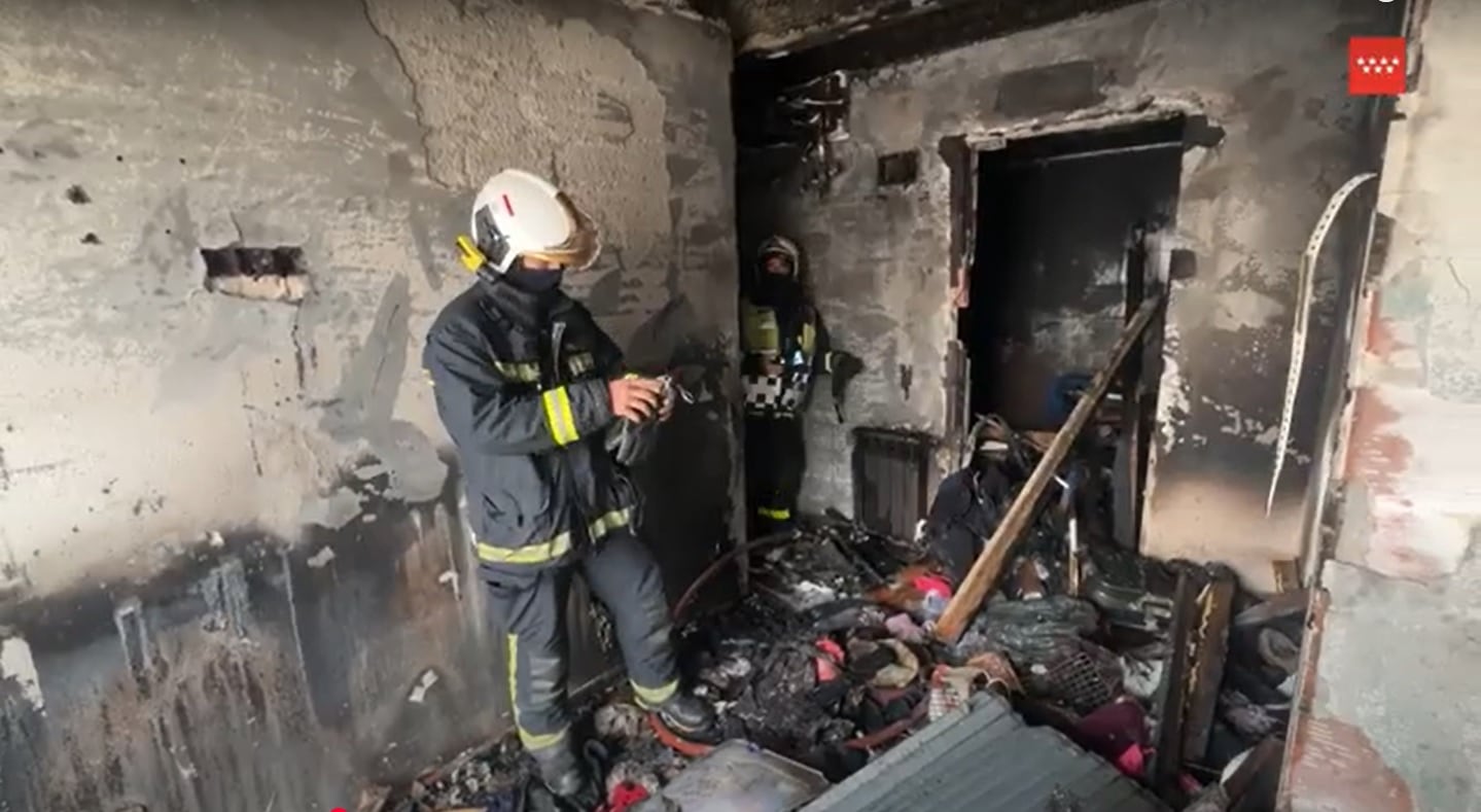 El fuego ha calcinado una habitación y un baño de la vivienda de Valdemoro