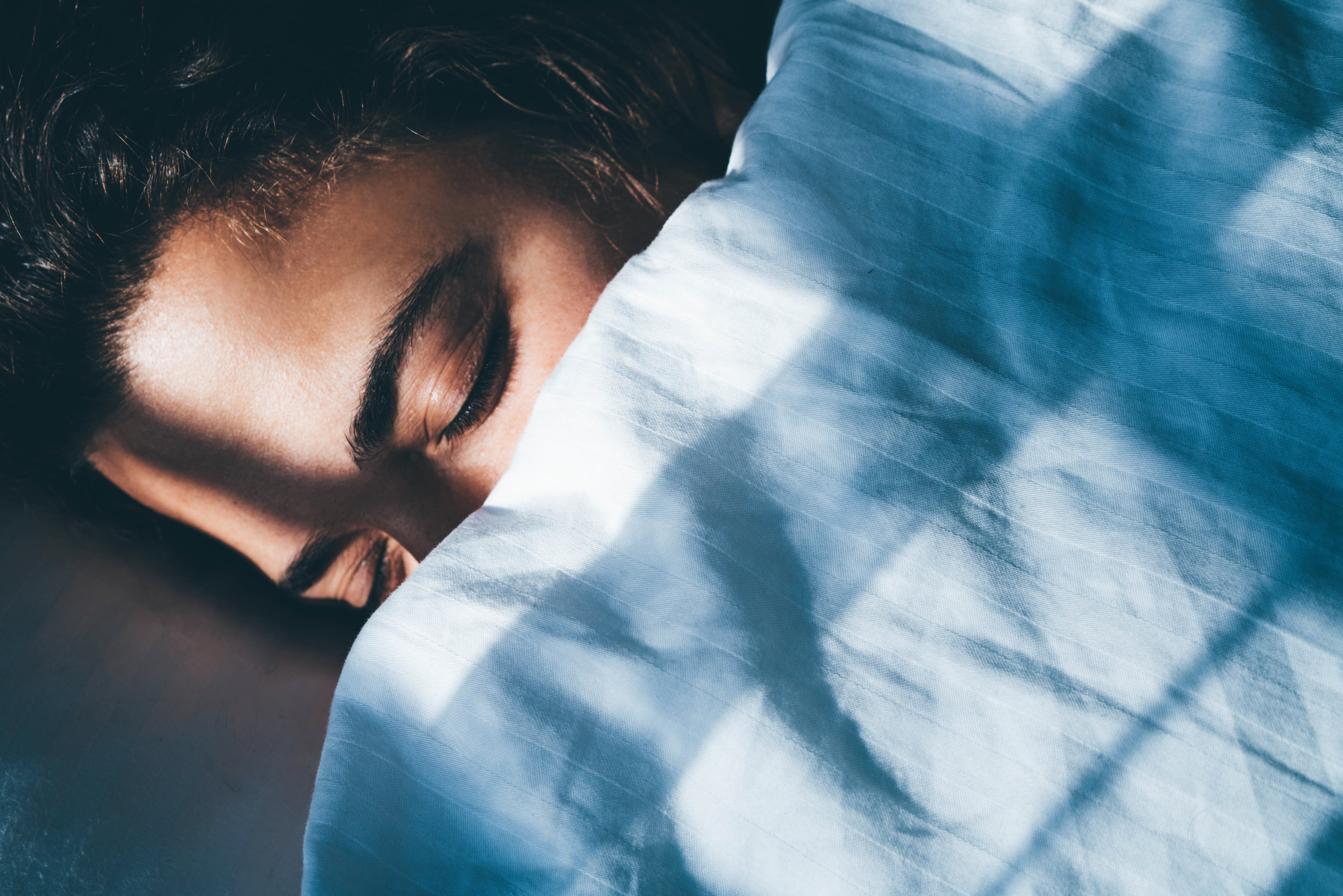 Una mujer durmiendo en la cama.