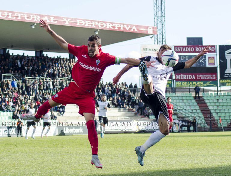 Una jugada del partido Mérida-Marbella de este temporada