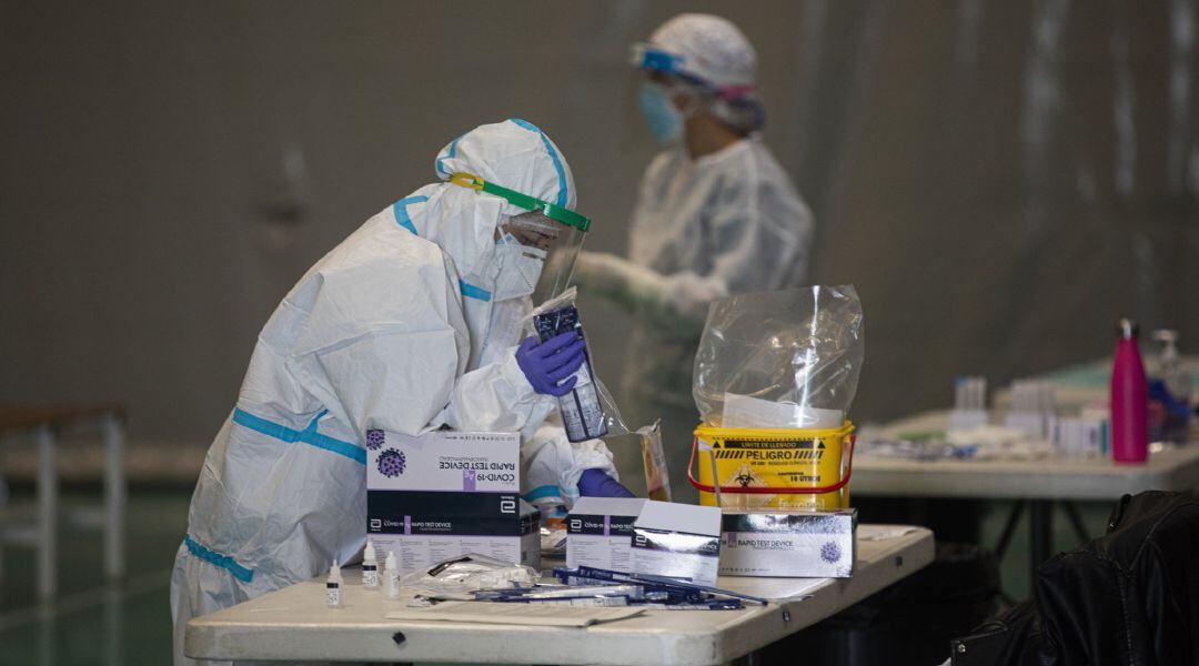 Sanitarios trabajando con test de antígenos