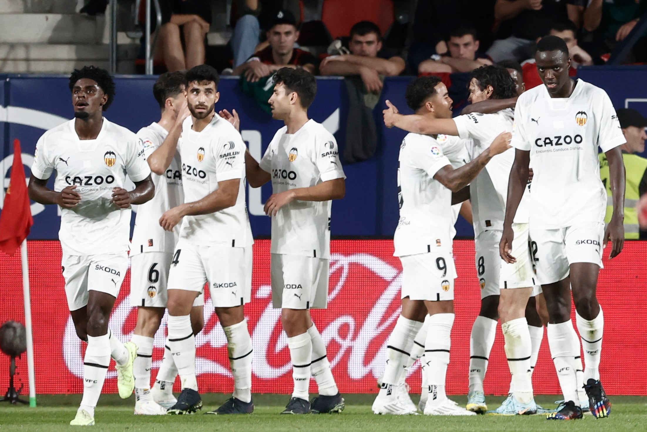 PAMPLONA, 07/10/2022.- El delantero holandés del Valencia, Justin Kluivert (3-d), celebra con sus compañeros tras marcar el 0-1 durante el encuentro correspondiente a la octava jornada de primera división que disputan Osasuna y Valencia, hoy viernes en el estadio de El Sadar, en Pamplona. EFE / Jesús Diges.
