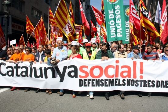 La capçalera de la manifestació amb el lema 'Per una Catalunya social. Defensem els nostres drets'
