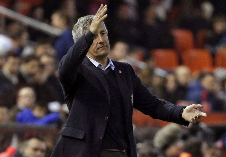 Quique Setien durante el partido de Copa en Mestalla.