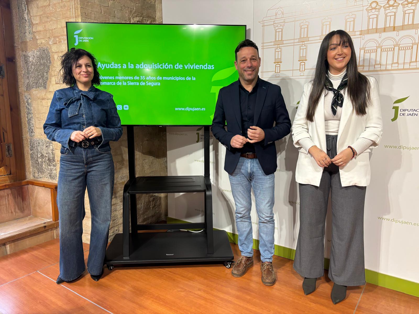 Los diputados Isabel Uceda, Javier Perales y María Ruiz presentan las ayudas para jóvenes de hasta 35 años para comprar viviendas en la Sierra de Segura.