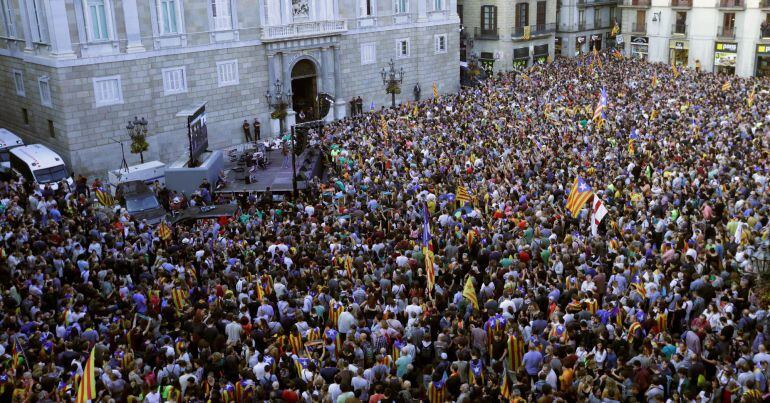 Miles de manifestantes en la Plaza de Sant Jaume