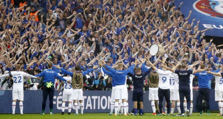 La afición y los jugadores de la selección de fútbol de Islandia.