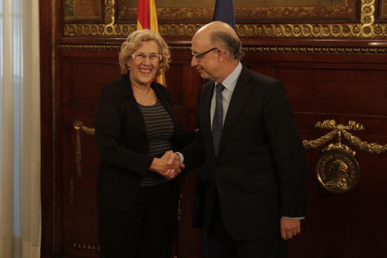 La alcaldesa de Madrid, Manuela Carmena, y el ministro de Hacienda, Cristóbal Montoro, antes de la reunión mantenida el 21 de noviembre de 2016 para abordar el incumplimiento por parte del Ayuntamiento del techo de gasto establecido en la Ley de Estabilid