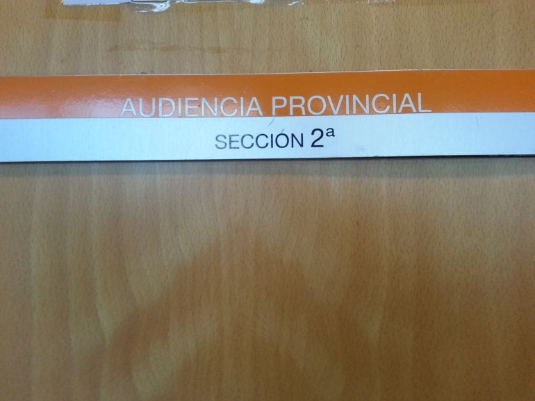 El juicio se celebra a puerta cerrada, dada la naturaleza de los presuntos delitos y la implicación de menores.