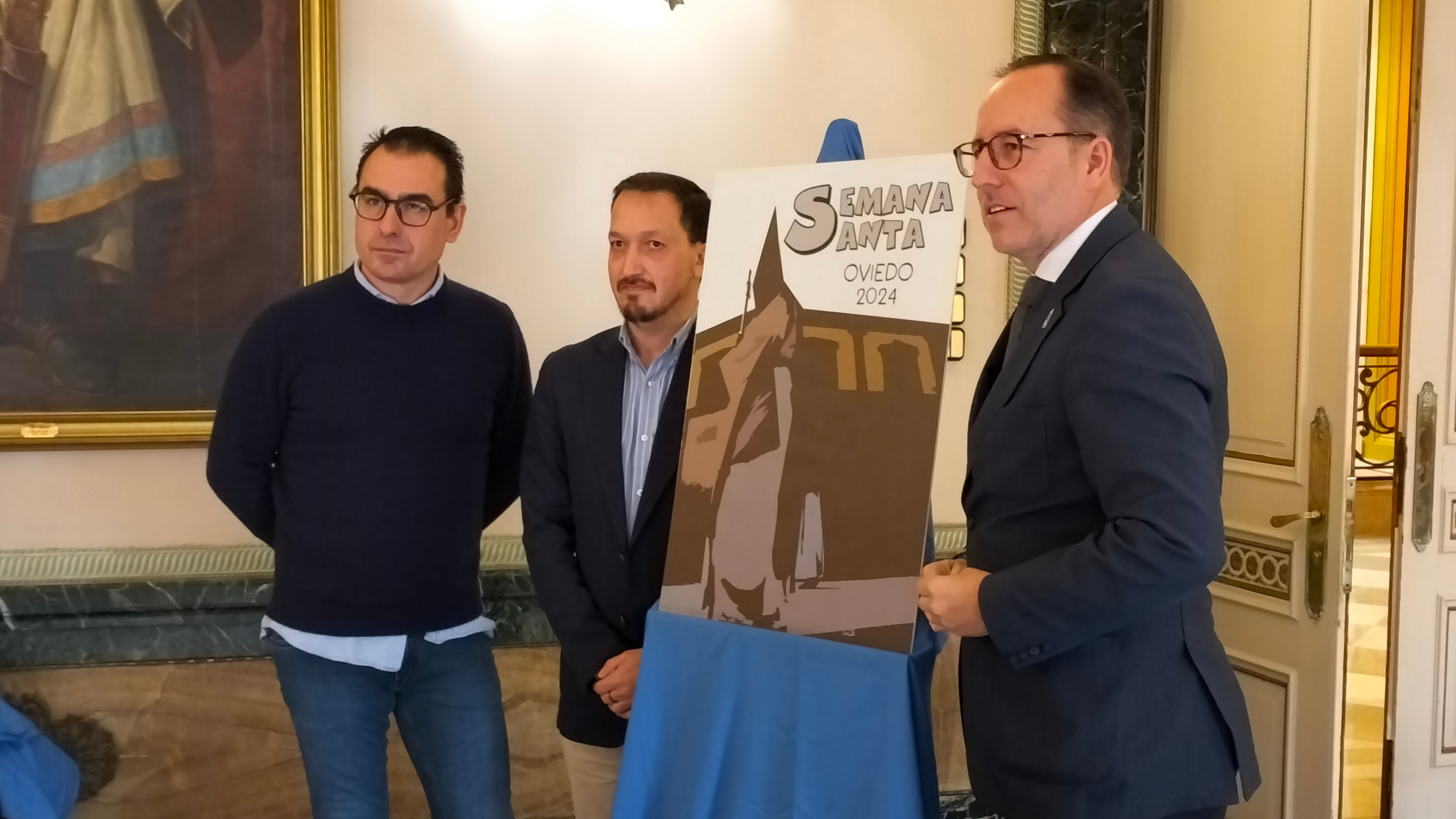 De izquierda a derecha, David González Codón, presidente de hostelería (OTEA) en Oviedo, Luis García Pevida presidente de la Junta de Hermandades y Cofradías de Oviedo y Mario Arias, presentando el cartel de la Semana Santa