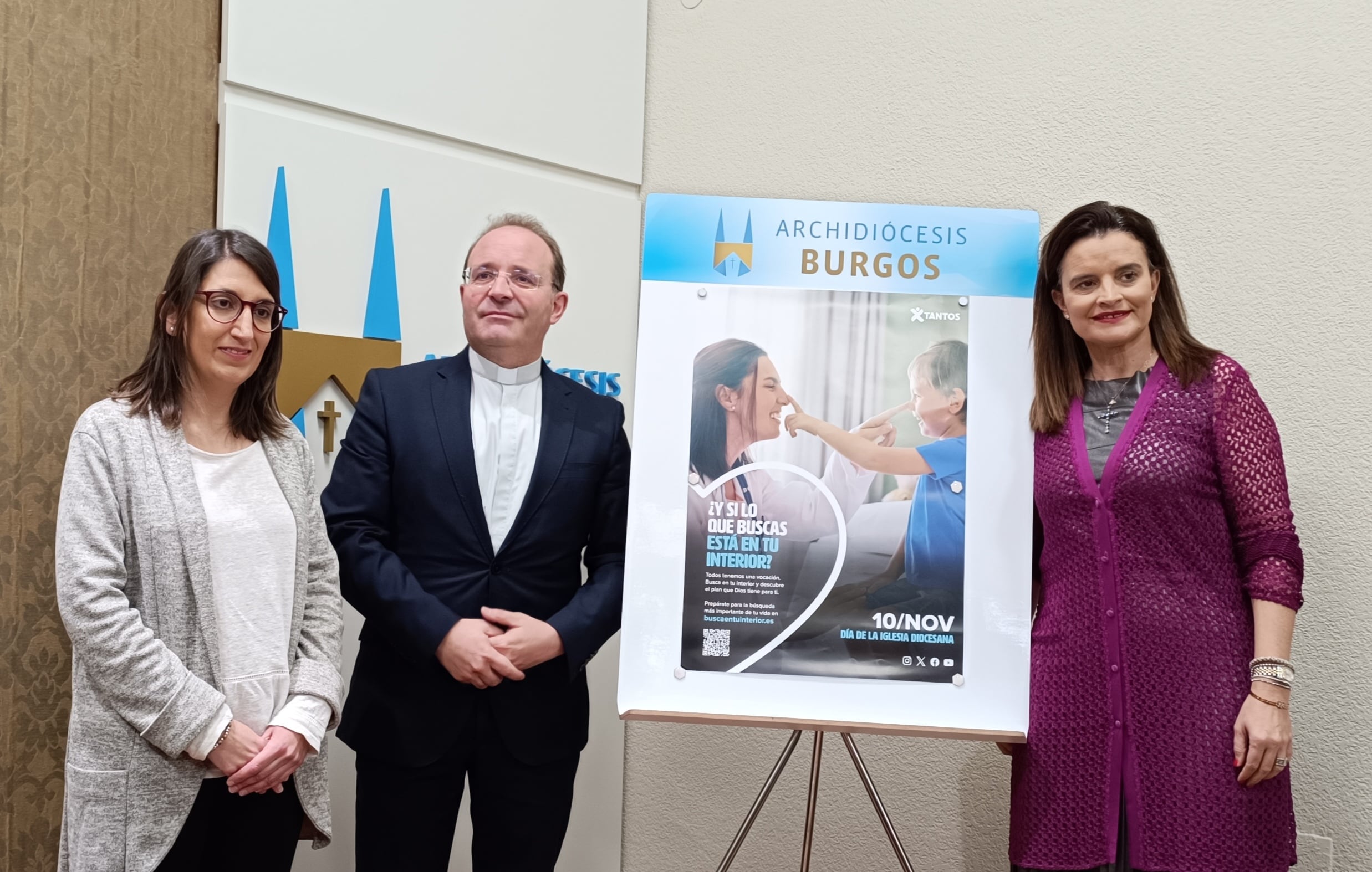 El Vicario General, Carlos Izquierdo, entre Mariola Rilova (dcha) y Mónica Martínez, delegada de Cáritas en Lerma