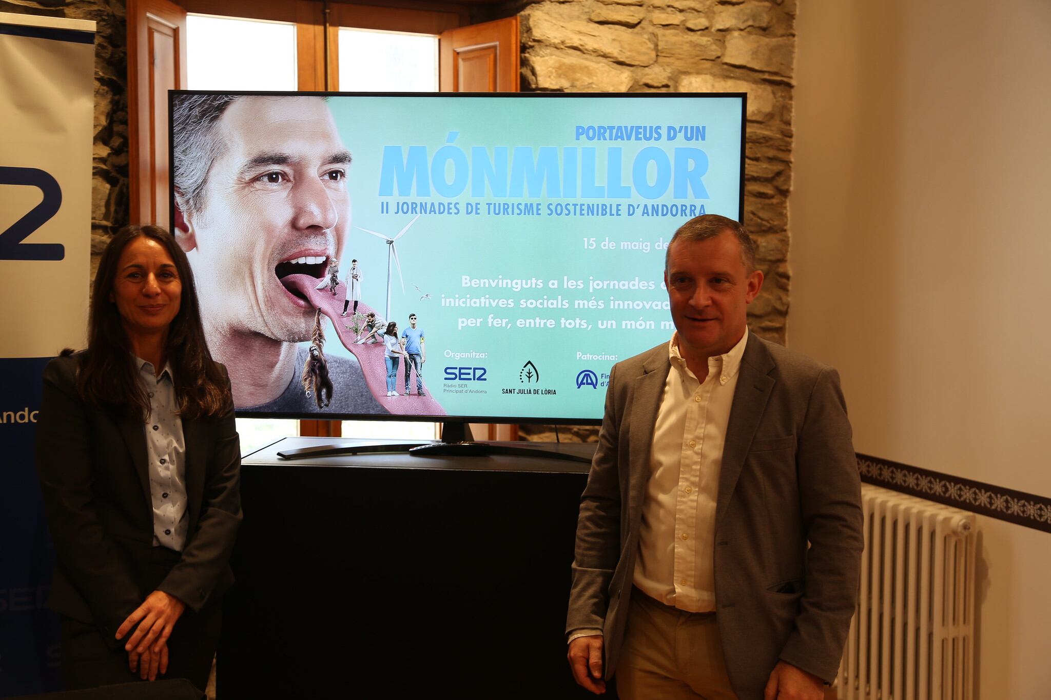 El cònsol major de Sant Julià de Lòria, Josep Majoral, i la directora de Ràdio SER Principat d'Andorra, Marisol Fuentes, en la presentació de la 2a edició de les jornades Un Món Millor.