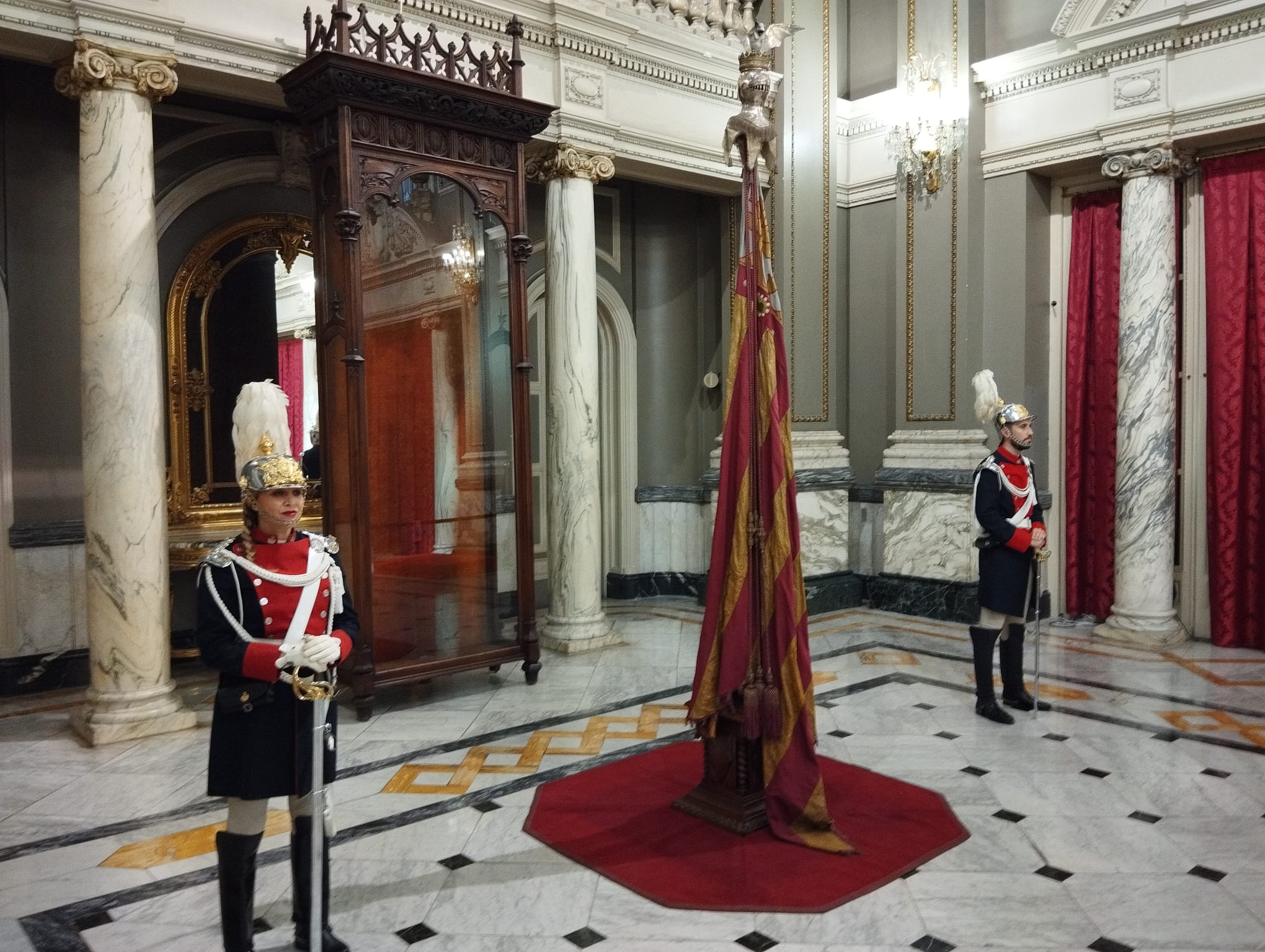 La Senyera, en el salón de cristal del Ayuntamiento de València