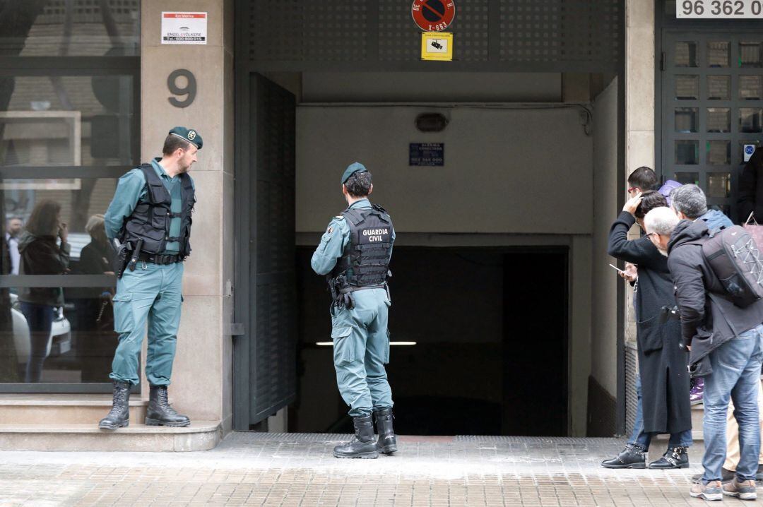 El abogado valenciano José María Corbín, cuñado de la fallecida exalcaldesa de València Rita Barberá, ha sido detenido este martes por agentes de la UCO de la Guardia Civil por haber cobrado, supuestamente, mordidas a empresarios que resultaban adjudicatarios de obra pública en la capital valenciana. En la imagen, agentes de la Guardía Civil custodiando los accesos a su domicilio.  