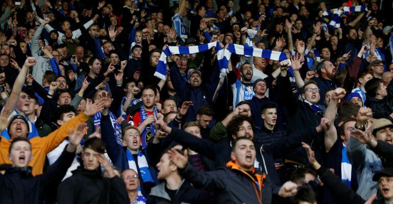 Los aficionados del Huddersfield celebran uno de los goles ante el United