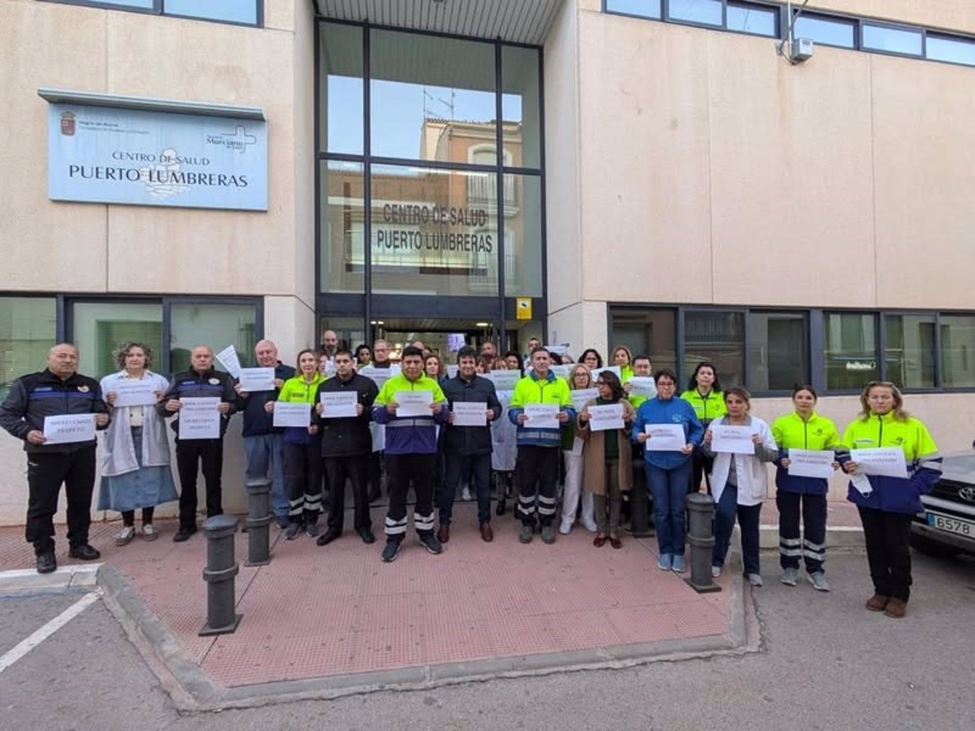 27/12/2024 Personal del centro de salud de Puerto Lumbreras se concentra en contra de la agresión.

El &#039;Observatorio contra la violencia a sanitarios de la Región de Murcia&#039;, integrado por Colegio de Médicos y Sindicato Médico, ha denunciado que un médico y un vigilante de seguridad del centro de salud de Puerto Lumbreras fueron agredidos por un paciente en la mañana del pasado miércoles, 25 de diciembre.

SOCIEDAD ESPAÑA EUROPA MURCIA SALUD
OBSERVATORIO
