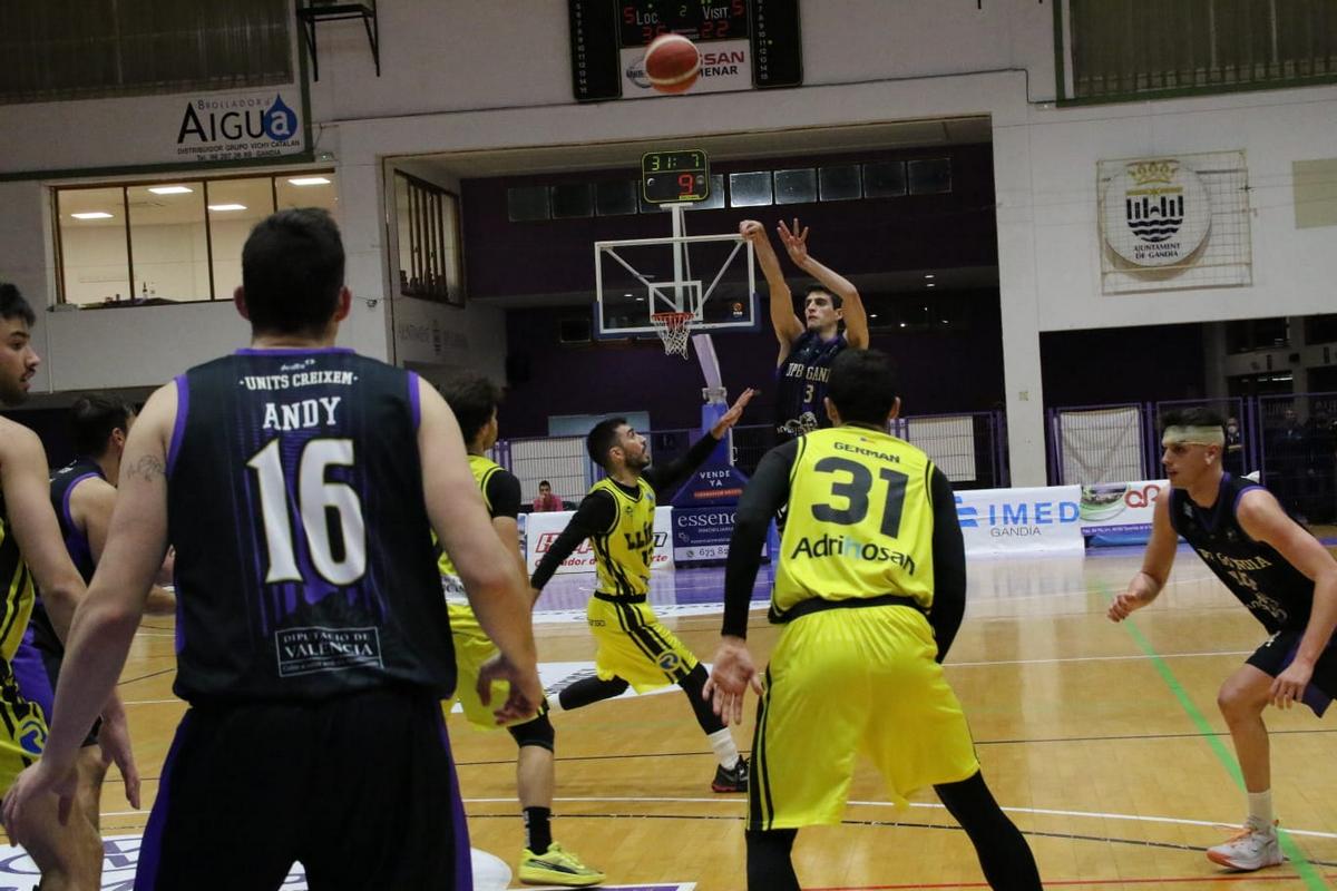 Joan Hernández lanza un triple durante el partido