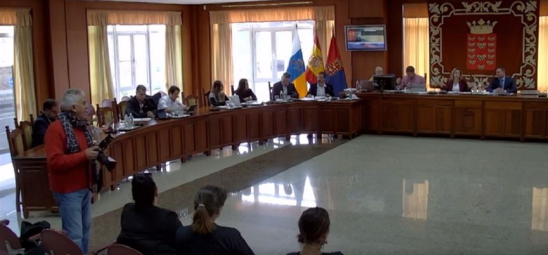 El salón de plenos del Cabildo de Lanzarote con el sillón de Sosa vacío