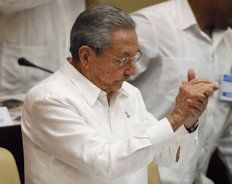 Cuba&#039;s President Raul Castro greets members of the National Assembly at the start of a session in Havana, December 20, 2014. Stepping out of his legendary brother&#039;s shadow, President Raul Castro has scored a diplomatic triumph and a surge in popular suppo