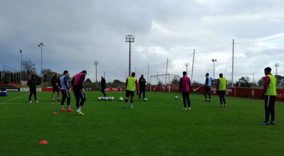 José Alberto, a la izquierda, observa una parte del entrenamiento dirigida por el técnico auxiliar Javi López