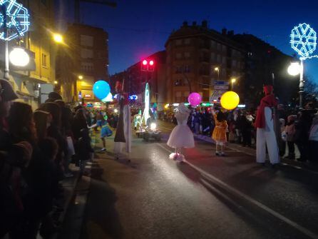 Zancudos y globos gigantes de colores encabezaron el recorrido