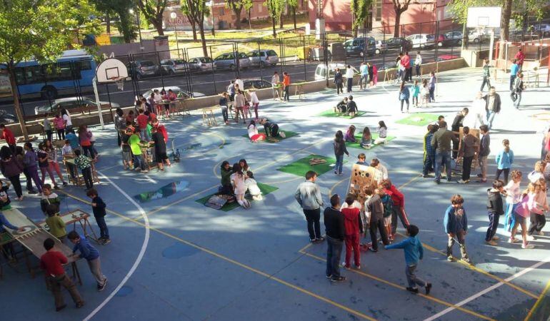 Niños jugando en un centro escolar.