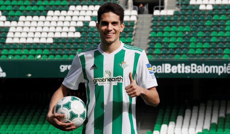 El central Marc Bartra, procedente del Borussia Dortmund alemán, durante su presentación