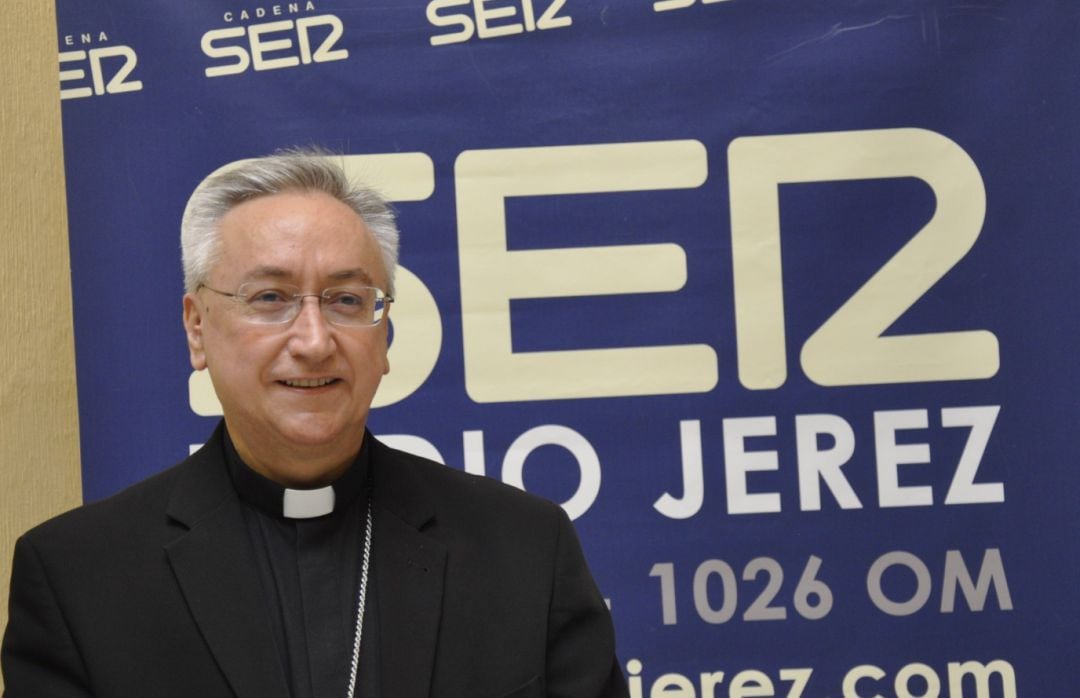 Don José Rico Pavés, Obispo de Jerez en las instalaciones de Radio Jerez
