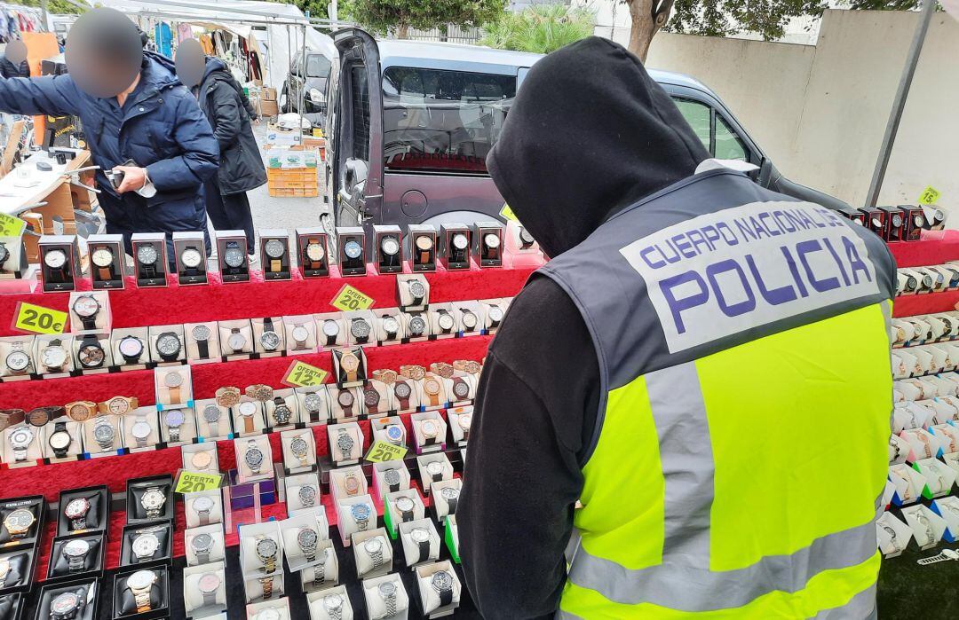 Inspección de puestos en el mercadillo de la Cala de Finestrat