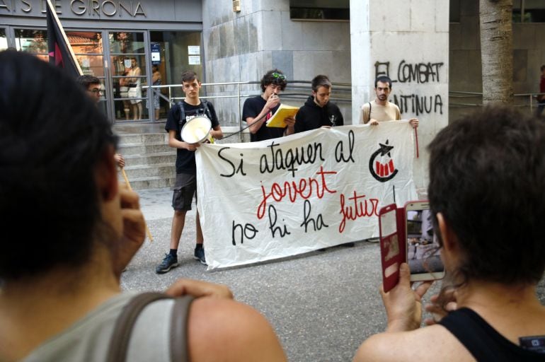 L'investigat, al centre, fent declaracions el dia que no es va presentar a declarar al jutjat que l'investiga