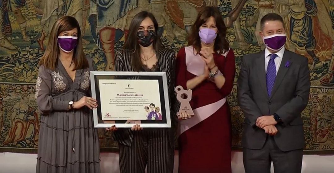 Marián García recogiendo su reconocimiento