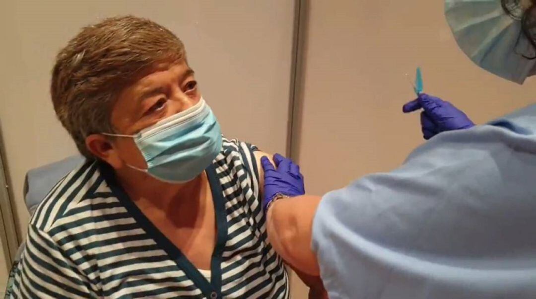 Una mujer se somete a una vacuna.