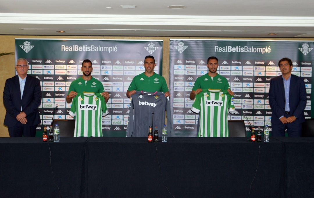 Los tres nuevos jugadores del Betis, Martín Montoya, Claudio Bravo y Víctor Ruiz, entre el director deportivo del club, Antonio Cordón, y el presidente, Ángel Haro.